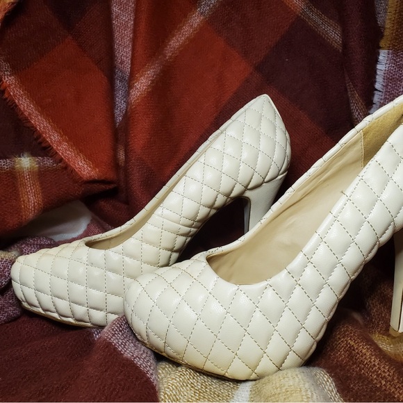 Vintage Cream Color Quilted Vegan Leather Pumps. 4.5" Heel. Size 8 - Picture 2 of 16